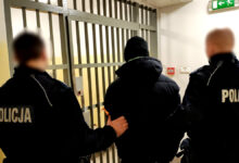 Photo of Skazany za zabójstwo, schował się przed policją w wersalce. Wydało go 6-letnie dziecko