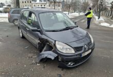 Photo of Zderzenie koło zamku. Dwie osobówki uszkodzone