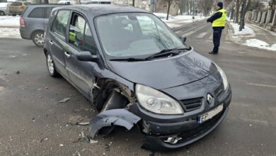 Photo of Zderzenie koło zamku. Dwie osobówki uszkodzone