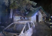 Photo of Groźny pożar w Tomawie. Spłonął garaż, dwa samochody i część domu