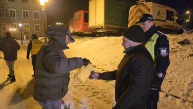 Photo of Gorąca herbata dla osób w kryzysie bezdomności. Wspólna akcja policji i MOPR