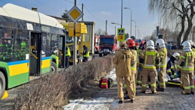 Photo of Zderzenie ciężarówki z emzetką. Osiem osób poszkodowanych