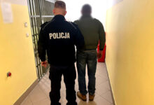 Photo of Wjechał do rowu i uciekł. Dzielnicowy znalazł go w łóżku