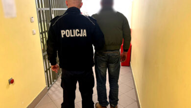 Photo of Wjechał do rowu i uciekł. Dzielnicowy znalazł go w łóżku