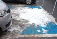 Photo of Śnieżna pułapka na parkingu N-Park. Miejsca dla niepełnosprawnych jako magazyn śniegu