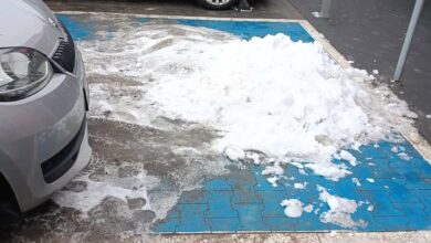 Photo of Śnieżna pułapka na parkingu N-Park. Miejsca dla niepełnosprawnych jako magazyn śniegu