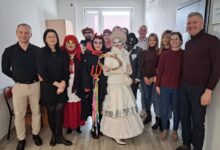 Photo of Kolorowy korowód w Urzędzie Gminy – tradycyjne „Miśki” zawitały do Ręczna