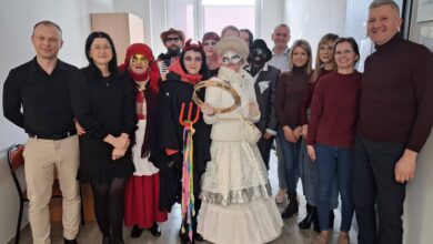 Photo of Kolorowy korowód w Urzędzie Gminy – tradycyjne „Miśki” zawitały do Ręczna