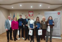 Photo of Wiemy, kto zrobił najmniej błędów i najlepiej napisał „Dyktando o Pióro Wójta Gminy Moszczenica”!