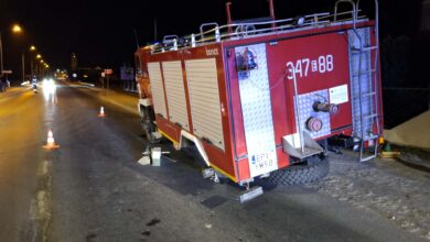 Photo of Z wozu strażackiego urwały się koła…
