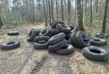 Photo of Nocny „prezent” pod Stefanówką. Kto wyrzucił opony do lasu?
