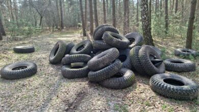 Photo of Nocny „prezent” pod Stefanówką. Kto wyrzucił opony do lasu?