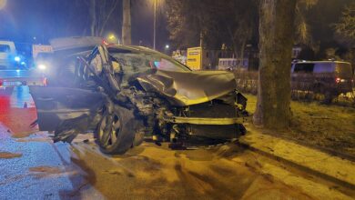 Photo of Zderzenie z drzewem na Kopernika w Piotrkowie. Kierowca może mówić o ogromnym szczęściu