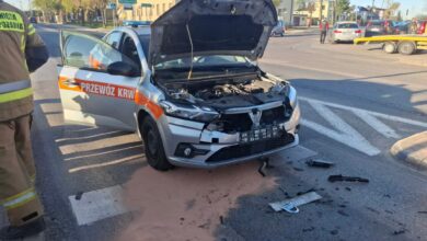Photo of Samochód medyczny uderzył w Forda. Pacjent na dializy musiał zmienić transport
