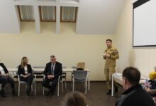 Photo of Bezpieczniej w gminie Grabica. Strażacy przekazali czujki, które ratują życie