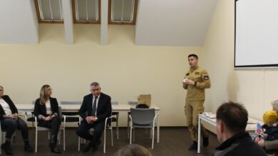 Photo of Bezpieczniej w gminie Grabica. Strażacy przekazali czujki, które ratują życie