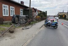 Photo of Groźny wypadek w Rozprzy. Nissan wylądował na boku tuż przy ścianie domu