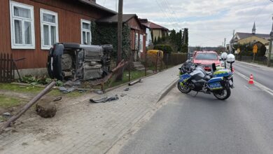 Photo of Groźny wypadek w Rozprzy. Nissan wylądował na boku tuż przy ścianie domu