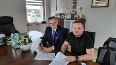 Photo of Nowa świetlica w Gajkowicach coraz bliżej – podpisano umowę na realizację inwestycji