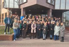 Photo of Pracownicy piotrkowskiego ZUS wyszli przed budynek, by solidaryzować się z protestującymi w centrali