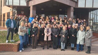 Photo of Pracownicy piotrkowskiego ZUS wyszli przed budynek, by solidaryzować się z protestującymi w centrali