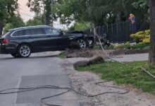 Photo of „Gdybym była na skrzyżowaniu 10 sekund wcześniej, straciłabym życie…”. Na ulicy Dworskiej kierowca BMW pędził i ściął słup energetyczny