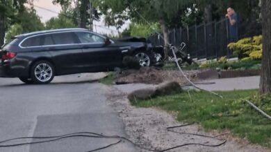 Photo of „Gdybym była na skrzyżowaniu 10 sekund wcześniej, straciłabym życie…”. Na ulicy Dworskiej kierowca BMW pędził i ściął słup energetyczny