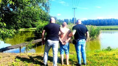 Photo of Kryminalni znaleźli poszukiwanych na strychu owiniętego w kołdrę, kolejnego w zaroślach
