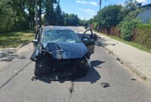 Photo of Wypadek na ulicy Pawłowskiej. Uderzyła Volkswagenem w drzewo, aż silnik wyleciał na drogę!