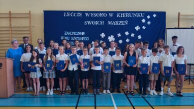 Photo of Ostatni dzwonek wybrzmiał. W Gminie Moszczenica po raz pierwszy wręczono stypendia dla 168 najzdolniejszych uczniów