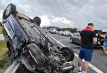 Photo of Groźny wypadek na trasie S8. Jeden z samochodów dachował, sprawca prawdopodobnie zasnął za kierownicą