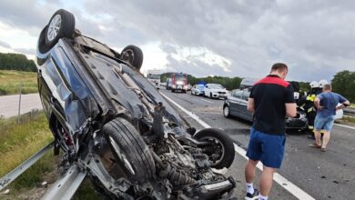 Photo of Groźny wypadek na trasie S8. Jeden z samochodów dachował, sprawca prawdopodobnie zasnął za kierownicą