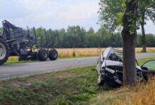 Photo of Groźny wypadek na DW742. Nastolatek w ciągniku zajechał drogę osobówce