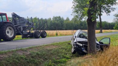 Photo of Groźny wypadek na DW742. Nastolatek w ciągniku zajechał drogę osobówce