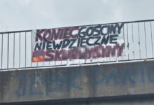 Photo of Skandaliczny napis na wiadukcie kolejowym w Woli Krzysztoporskiej: „Koniec gościny niewdzięczne sk…syny”