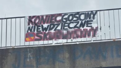 Photo of Skandaliczny napis na wiadukcie kolejowym w Woli Krzysztoporskiej: „Koniec gościny niewdzięczne sk…syny”