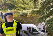 Photo of Niebezpieczny manewr na ulicy Wierzejskiej. Kierowca wyskoczył jadącego z auta, a pojazd wpadł do wody