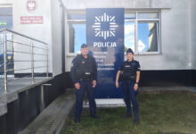 Photo of Piotrków: Dramatyczna akcja na torach. Policjanci wyciągnęli 20-latka tuż sprzed nadjeżdźącego pociągu