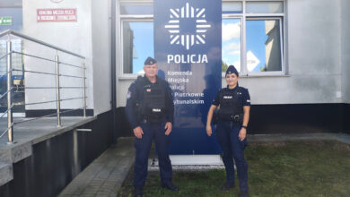 Photo of Piotrków: Dramatyczna akcja na torach. Policjanci wyciągnęli 20-latka tuż sprzed nadjeżdźącego pociągu
