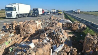 Photo of Rozsypana makulatura zablokowała dwa pasy na A1