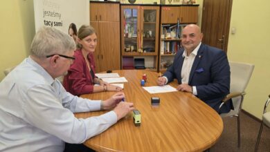 Photo of Nowe mikrobusy dla podopiecznych DPS w Łochyńsku. Powiat kupuje dwa samochody z dofinansowaniem PFRON