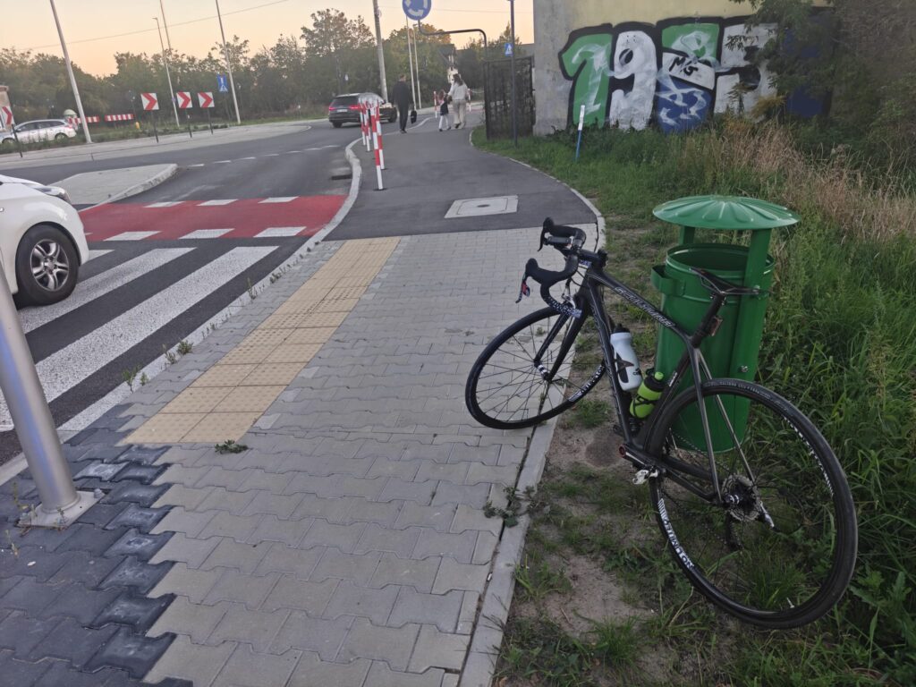 Potrącenie rowerzysty na ulicy Rakowskiej. Policja szuka sprawcy
