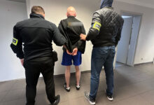 Photo of Udawał policjanta i przeprowadził „kontrolę”. 49-latkowi z Piotrkowa grozi więzienie