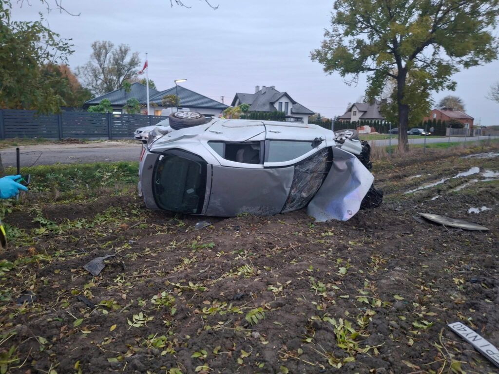 Wypadek w Cisowej. Pijany kierowca uderzył w drzewo i dachował