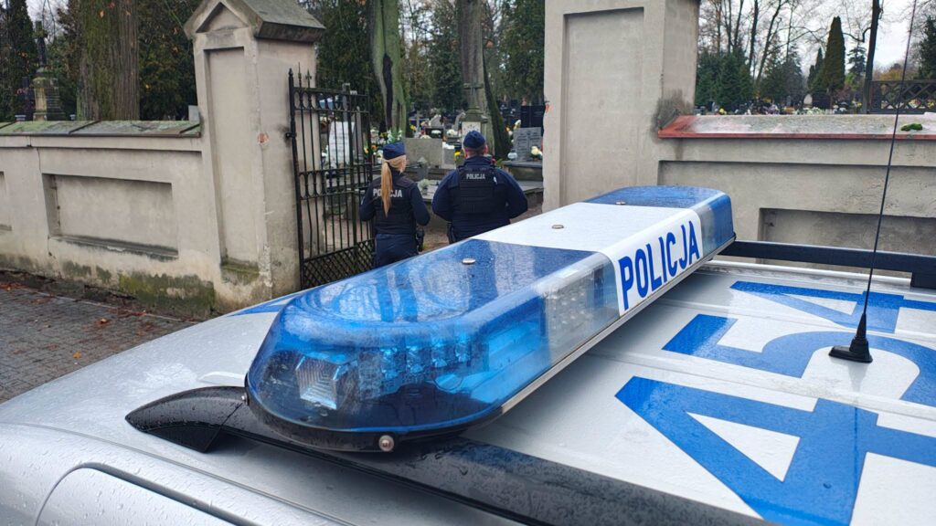 Koniec z korkami przy piotrkowskich cmentarzach? Od godziny 15:00 wchodzi w życie nowa organizacja ruchu