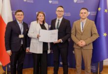 Photo of Będze bezpieczniej na krajowej 91 w Longinówce. Minister Klimczak podpisuje kluczowy dokument