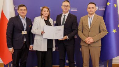 Photo of Będze bezpieczniej na krajowej 91 w Longinówce. Minister Klimczak podpisuje kluczowy dokument