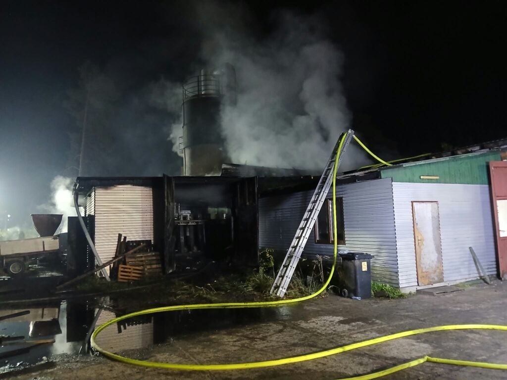 Pożar w Skotnikach. Spłonął tartak a straty oszacowano na 1,2 mln zł