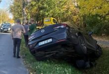 Photo of Zderzenie trzech osobówek na Słowackiego. Opel wpadł do rowu