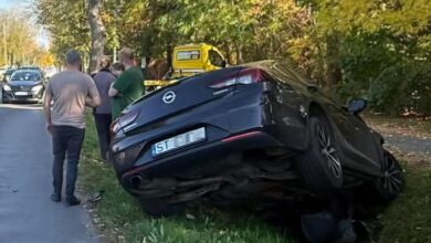 Photo of Zderzenie trzech osobówek na Słowackiego. Opel wpadł do rowu